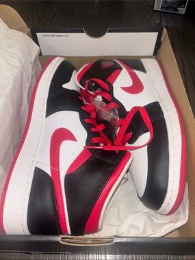Nike Air Jordan 1 Mid GS Very Berry Black/White Size 7Y NWT